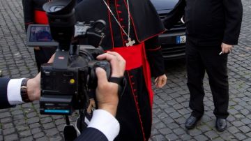 El cardenal brasileño Odilo Pedro Scherer al llegar ayer para un encuentro en El Vaticano, horas antes de que se inicie el cónclave de los 115 religiosos.