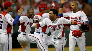 Mike Avilés, infielder de los Indios de Cleveland, muestra su alegría luego de producir las dos carreras de Puerto Rico con un cuadrangular en la cuarta entrada con un compañero en tránsito. Dominicana ganó 4-2 el juego ante más de 19,000 personas.