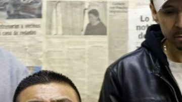 El pastor anglicano José Landaverde (c) habla durante una conferencia de prensa celebrada el lunes 11 de marzo 2013.