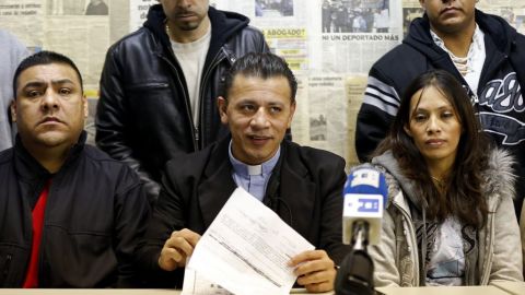 El pastor anglicano José Landaverde (c) habla durante una conferencia de prensa celebrada el lunes 11 de marzo 2013.