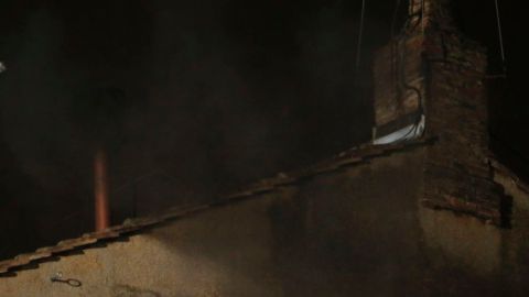 La “fumata negra” salió a las 7:42 de la noche (hora local) dos horas y siete minutos después de que se encerraran los 115 cardenales para elegir al sucesor de Benedicto XVI.