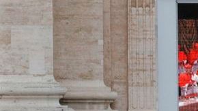 Los fieles reunidos en la Plaza de San Pedro miran a través de las pantallas lo que ocurre dentro de la capilla.