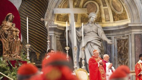 Los 115 purpurados se encerraron posteriormente en la Capilla Sixtina para dar comienzo al segundo cónclave del tercer milenio, del que saldrá elegido el nuevo Papa de la historia de la Iglesia.