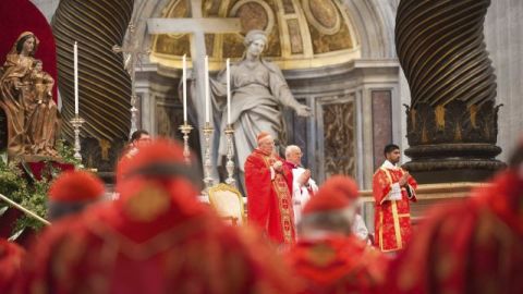 Los 115 purpurados se encerraron posteriormente en la Capilla Sixtina para dar comienzo al segundo cónclave del tercer milenio, del que saldrá elegido el nuevo Papa de la historia de la Iglesia.