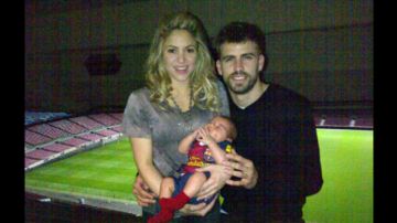 Milan Piqué Mebarack luce robusto y saludable en brazos de Shakira. Esta imagen publicada por Gerard Piqué es la primera de la familia completa.