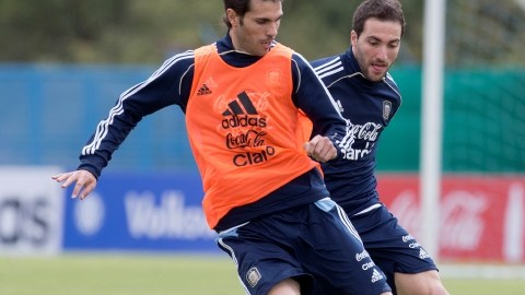 Gonzalo Higuaín (der.) va tras la pelota que conduce Walter Montillo durante la preparación de la selección  argentina.