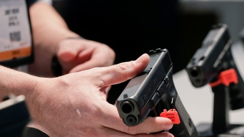 Algunos legisladores quieren evitar que consigan armas delincuentes y personas que padecen problemas mentales serios.
