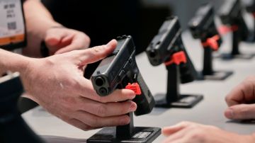 Algunos legisladores quieren evitar que consigan armas delincuentes y personas que padecen problemas mentales serios.