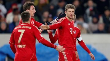 Thomas Mueller es felicitado por sus compañeros entre ellos Franck Ribery quien no estará en el partido de hoy frente al Arsenal. El Bayern es ampliamente favorito.