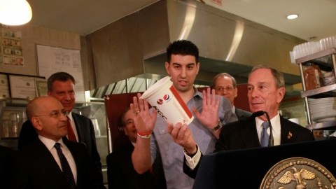 El alcalde Michael Bloomberg agradeció a los dueños del restaurante Lucky's de Manhattan, quienes voluntariamente  impulsaron  la restricción a las gaseosas gigantes en su local, por apoyarlo en su guerra contra la obesidad en Nueva York.