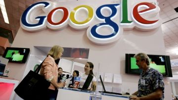 Usuarios visitan un quiosco de Google durante una conferencia tecnológica en San José, California.