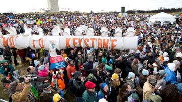 Manifestantes en el National Mall, en Washington, D. C., le exigen al presidente Barack Obama que cumpla con sus promesas sobre el cambio climático, el 17 de febrero de 2013.