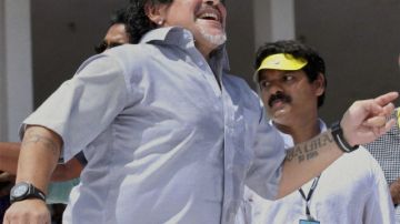 Diego Armando Maradona dio su apellido ayer a su quinto hijo.
