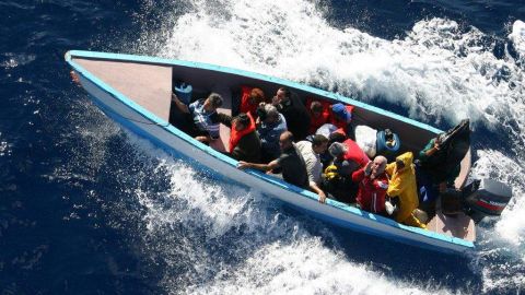 Los guardacostas recibieron el aviso alrededor de las 2 de la madrugada y tres horas después avistaron el bote a unos cinco kilómetros (tres millas) de la costa.