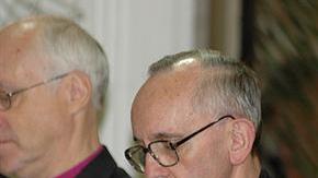 El cardenal Bergoglio junto al ex presidente Kirchner en la iglesia de San Patricio.