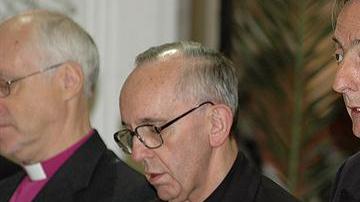 El cardenal Bergoglio junto al ex presidente Kirchner en la iglesia de San Patricio.