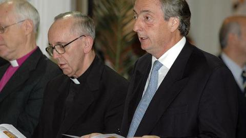 El cardenal Bergoglio junto al ex presidente Kirchner en la iglesia de San Patricio.