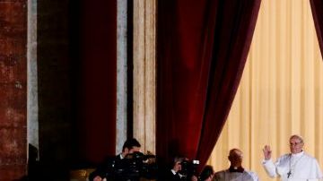 Con el  famoso "habemus papam" (tenemos papa) desde el balcón de la basílica de San Pedro se hizo el anuncio.