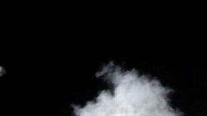 Imagen que muestra el humo blanco  en señal de la elección del nuevo Papa.