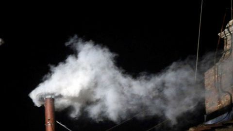 Imagen que muestra el humo blanco  en señal de la elección del nuevo Papa.