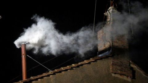 Imagen que muestra el humo blanco en señal de la elección del nuevo Papa.