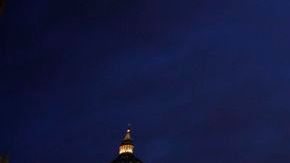 Los fieles ya esperan que el nuevo Papa salga al balcón de la Basílica de San Pedro