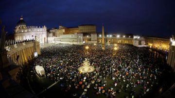 Los fieles ya esperan que el nuevo Papa salga al balcón de la Basílica de San Pedro