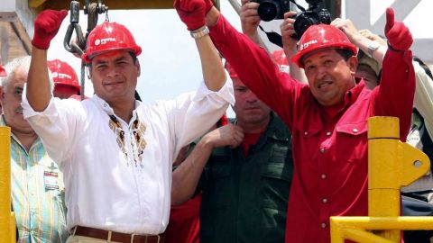 El fenecido presidente venezolano, Hugo Chávez, junto a su entonces homólogo de Ecuador, Rafael Correa, durante la inaguración de un campo petrolero en Puerto Ordaz, Orinoco, en el 2008.