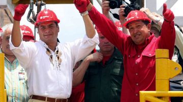 El fenecido presidente venezolano, Hugo Chávez, junto a su entonces homólogo de Ecuador, Rafael Correa, durante la  inaguración de un campo petrolero en Puerto Ordaz, Orinoco, en el 2008.