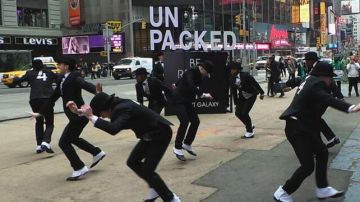 Parte de la coreografía de los bailarines en Times Square.