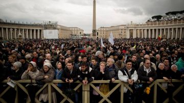 Mientras miles de fieles aguardan hoy en Roma por el anuncio de que hay un nuevo Papa, otros aguardan por notificaciones en sus teléfonos celulares.