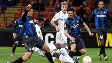 Emmanuel Adebayor (en la foto) truncó el sueño del Inter de Milán e impulsó al Tottenham a cuartos de la Liga Europa.