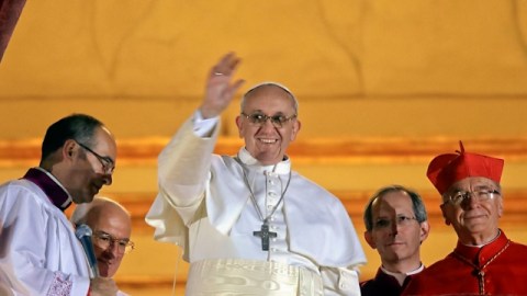 Jorge Bergoglio fue elegido como líder de la Iglesia Católica. Bergoglio, de origen argentino, seleccionó el nombre de Francisco. Él es el primer pontífice no europeo en 1,200 años.