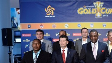 El 'Chepo' de la Torre, timonel del Tri (abajo, sgdo. de izq. a der.), junto a  los técnicos de la Copa de Oro.