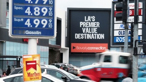 El alza en el precio del galón de gasolina influyó en el incremento de las ventas minoristas, en el mes de febrero.