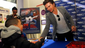 Los más pequeños se hicieron presentes para saludar al cantante colombiano y conseguir su autógrafo.