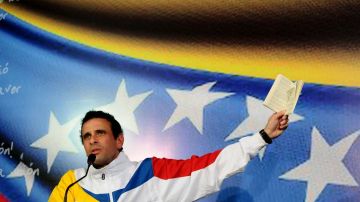 El candidato opositor a la Presidencia de Venezuela, Henrique Capriles, habla durante una rueda de prensa en Caracas (Venezuela).