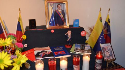 Un altar en homenaje al ex presidente de Venezuela Hugo Chávez en la galería Calles y Sueños, en Chicago.