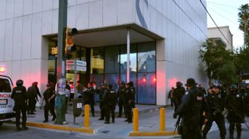 Varios policías inspeccionan la sede le diario mexicano El Siglo de Torreón el 27 de febrero de 2013, después de un ataque, en Torreón, México.
