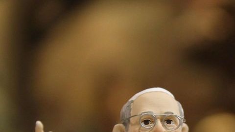 El artesano Jenny di Virgilio realizó anoche esta figura del Papa Francisco, la cual espera entregarle personalmente.