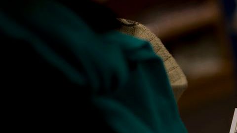 Hoy se comenzaron a vender recuerdos con la imagen del nuevo Papa Francisco en las tiendas del Vaticano.