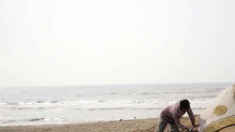 En Puri, India, un artista celebra la elección del Papa Francisco con su imagen en una figura de arena.