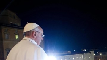 El papa Francisco, de 76 años, dirigiéndose a miles de peregrinos reunidos en la Plaza de San Pedro, en el Vaticano, luego de ser elegido nuevo pontífice. El cardenal argentino es el papa 266 de la Iglesia Católica y el primero de América Latina.