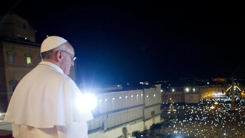 El papa Francisco, de 76 años, dirigiéndose a miles de peregrinos reunidos en la Plaza de San Pedro, en el Vaticano, luego de ser elegido nuevo pontífice. El cardenal argentino es el papa 266 de la Iglesia Católica y el primero de América Latina.