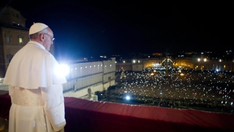 El papa Francisco, de 76 años, dirigiéndose a miles de peregrinos reunidos en la Plaza de San Pedro, en el Vaticano, luego de ser elegido nuevo pontífice. El cardenal argentino es el papa 266 de la Iglesia Católica y el primero de América Latina.