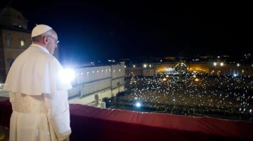 El papa Francisco, de 76 años, dirigiéndose a miles de peregrinos reunidos en la Plaza de San Pedro, en el Vaticano, luego de ser elegido nuevo pontífice. El cardenal argentino es el papa 266 de la Iglesia Católica y el primero de América Latina.