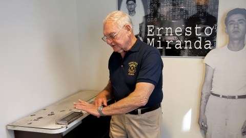 El capitán de policia retirado Carroll Cooley demuestra en el Museo de la Policía de Phoenix en Phoenix, cómo tomaron las huellas digitales de Ernesto Miranda hace 50 años en el dispositivo de huellas dactilares que aun se utiliza en Miranda. Cooley fue el agente que detuvo  a Miranda en un caso que creó la referencia legal y creó los llamados Derechos Miranda que la policía utiliza al detener a un sospechoso.