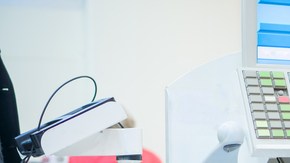 Personas con problemas físicos tienden a ser empleadas como cajeros.