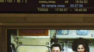 Imagen cedida por la NASA y fechada bajo el 25 de octubre de la tripulación de la nave Soyuz TMA-06M, tomada en Korolev, Rusia.