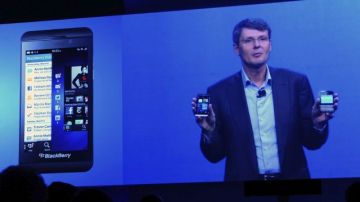 El consejero delegado de BlackBerry, Thorsten Heins, mientras presentaba en Nueva York  los nuevos  teléfonos de la empresa.